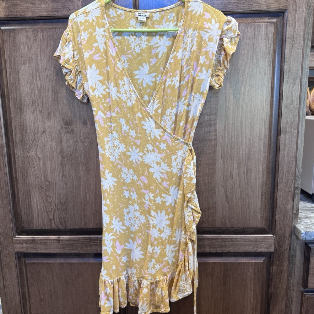 BILLABONG Wrap & Roll Mini Dress Sz S Yellow Floral VNeck Flutter Sleeve Ruffle‎